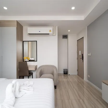 The Riski Hotel At Bangphlat Station Sha Bangkok Exterior photo