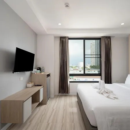 The Riski Hotel At Bangphlat Station Sha Bangkok Exterior photo