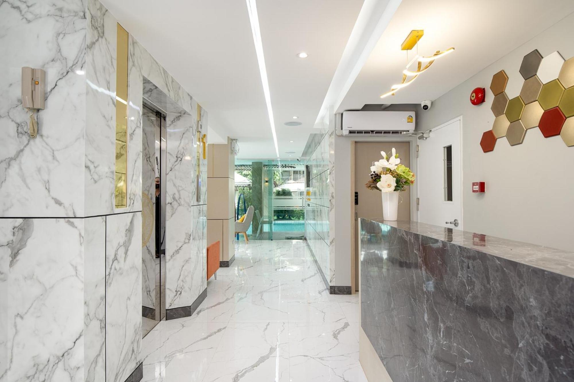 โรงแรม The Riski At Bangphlat Station Sha 3*